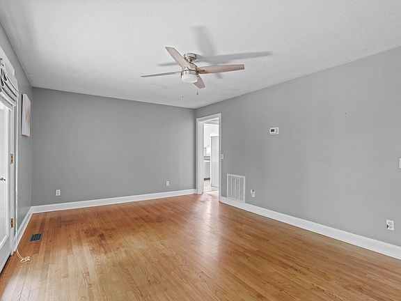 3rd image of 346 Brookfield Cir
