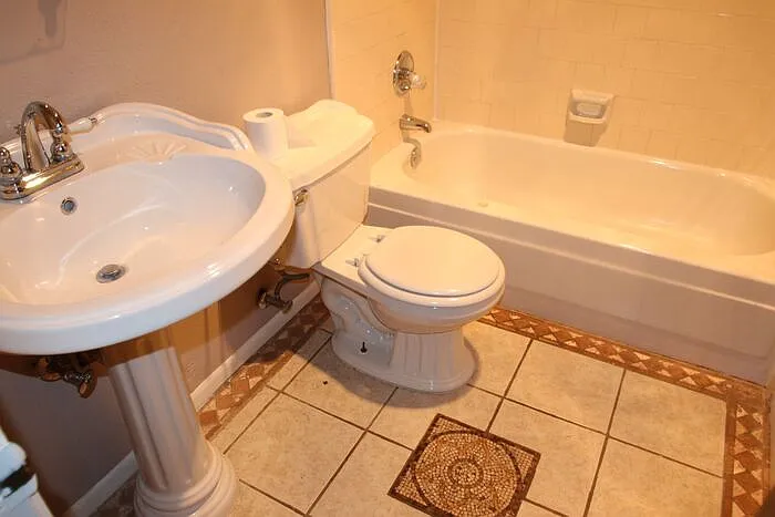 913 Springhill Dr — Photo 9
