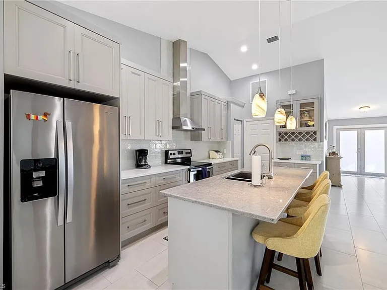 690 Amber Dr — Photo 9