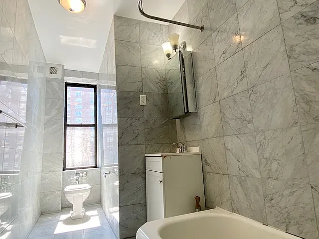 3111 Broadway — Photo 4