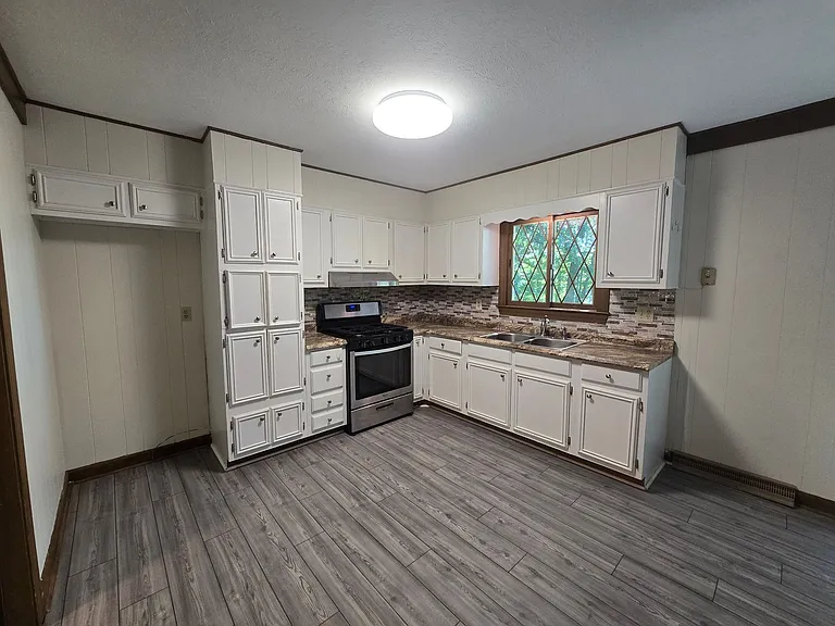 1194 Ingram Dr — Photo 10