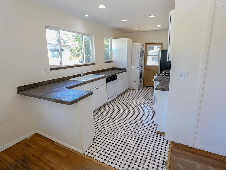 19422 Archwood St — Photo 12