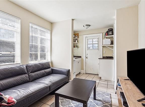 3rd image of 5901 Freret St