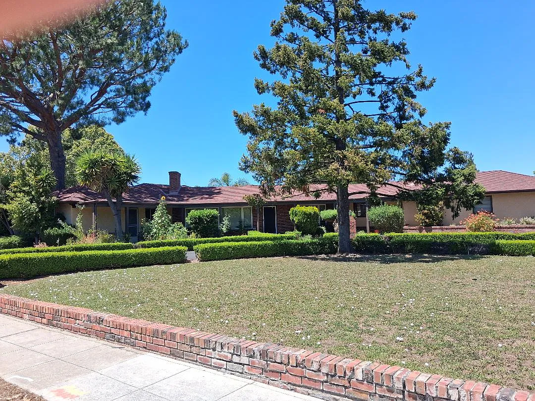 4 bed, 2611 sqft, $2,400 — Photo 1