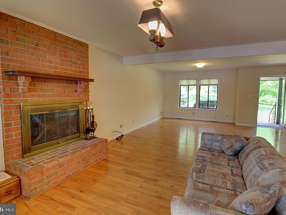 5th image of 265 N Lakeshore Dr