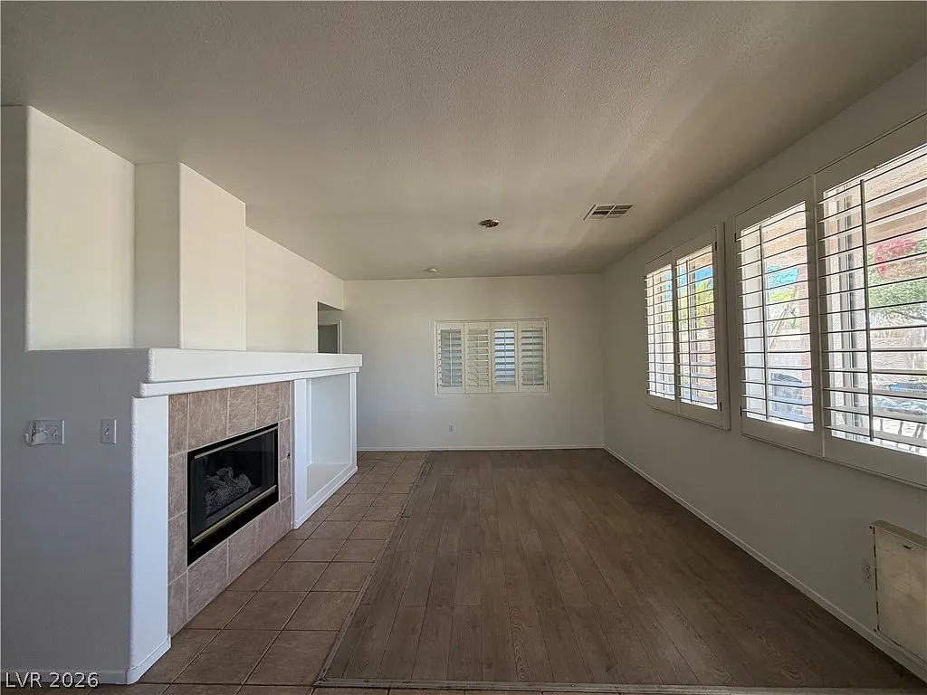 4 bed, 3.0 bath, 2041 sqft, $2,395 — Photo 4
