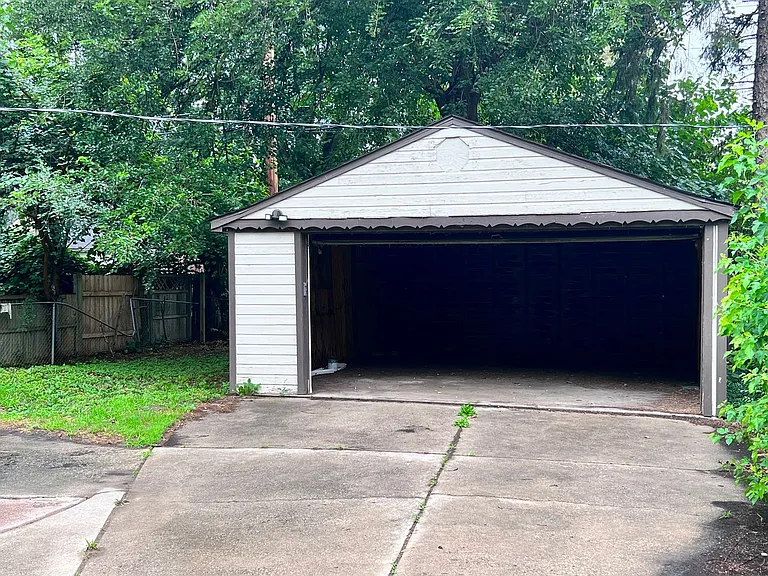 20261 Glastonbury Rd — Photo 15