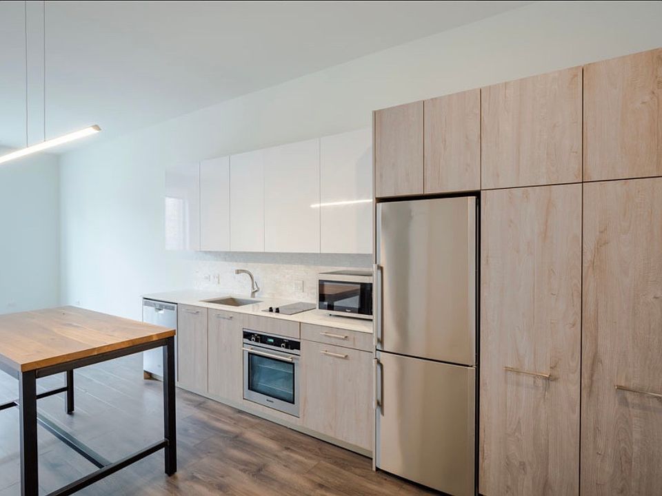 1st image of 3420 N Lincoln Ave #206
