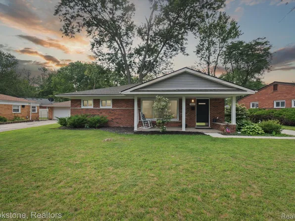 28249 Red Leaf Ln, Southfield, MI 48076