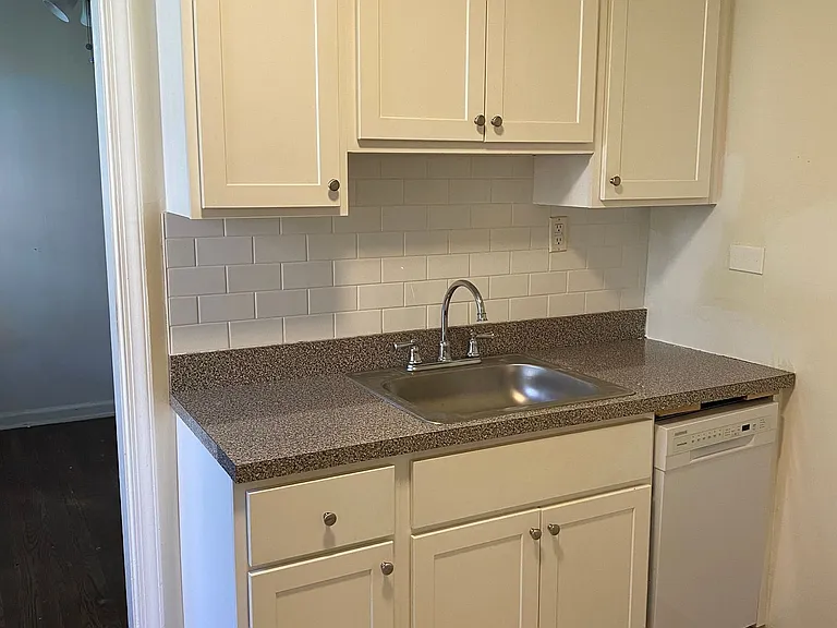 Jericho Manor Apartments — Photo 6
