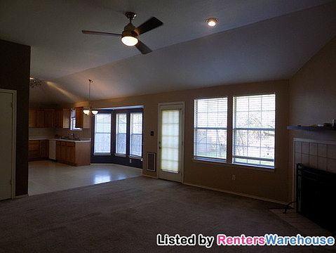 5th image of 909 N Riviera Cir