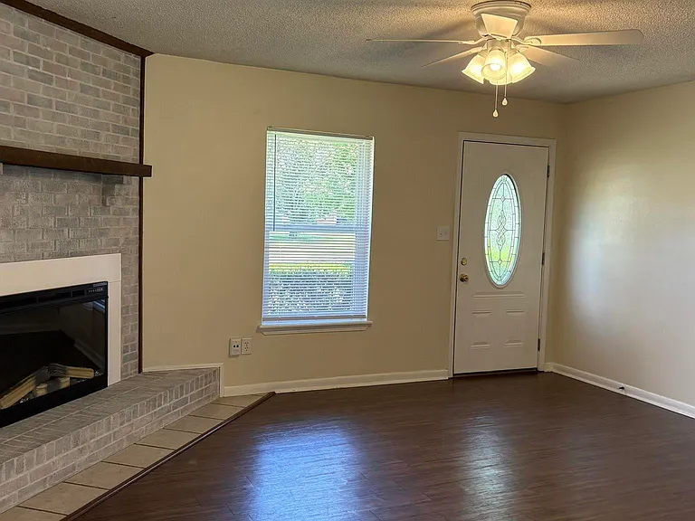 3255 Maplewood Dr — Photo 2