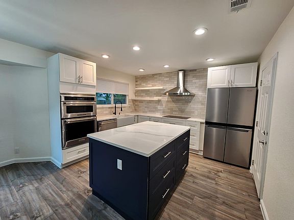 3rd image of 1010 Yorkshire Dr