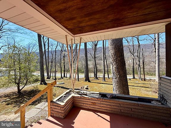 5th image of 624 Raystown Rd