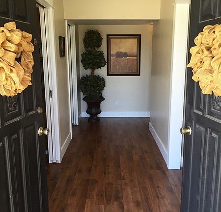 3rd image of 901 E Minarets Ave