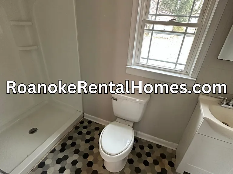 811 Peck St NW — Photo 2