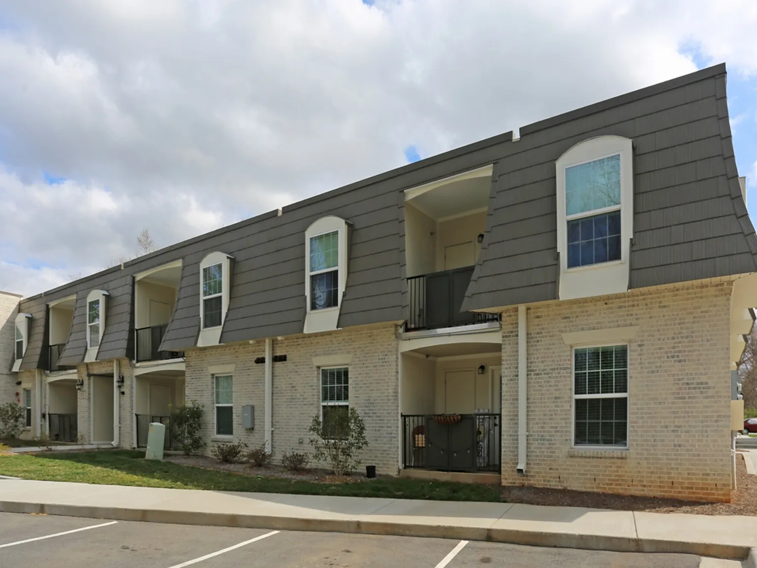 Courtyard Commons - Apartments on West Main — Photo 4