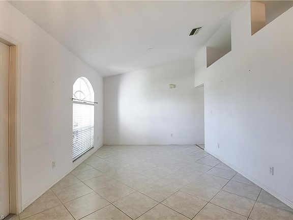 5th image of 605 SE 23rd St
