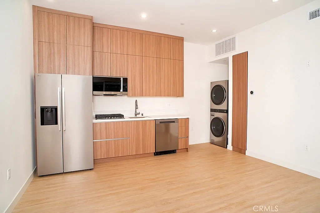2 bed, 600 sqft, $2,900 — Photo 2