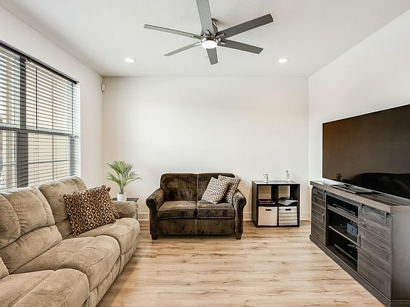 3rd image of 50 Lucca Ave