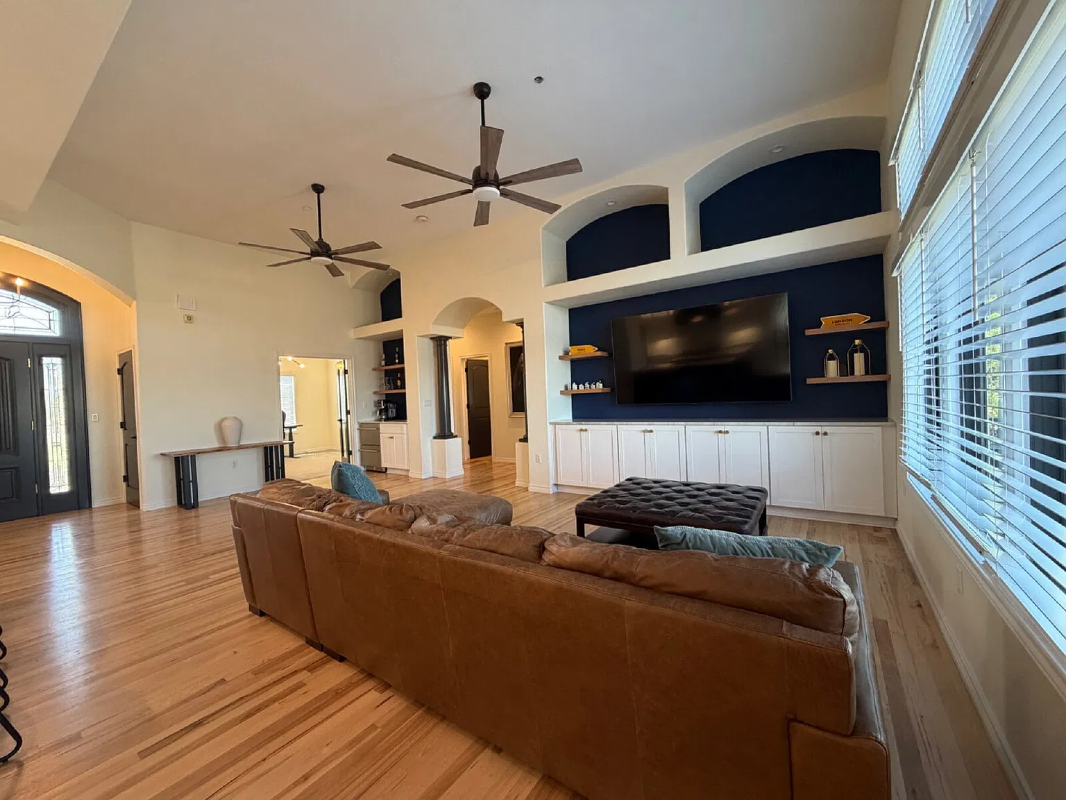3 bed, 3.5 bath, 4820 sqft, $5,995 — Photo 4