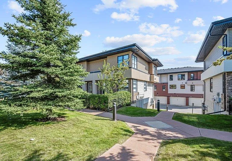 172 Aspen Hills Close SW — Photo 2