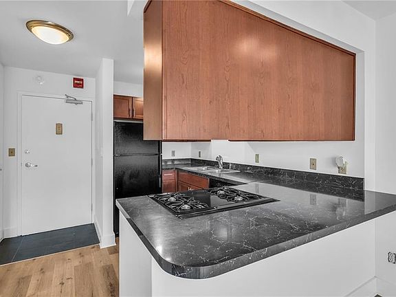 3rd image of 600 E 8th St APT 9S