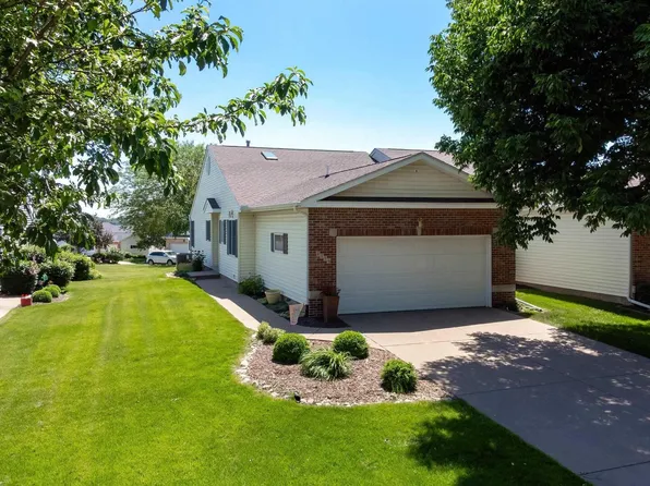 1114 Iowa Dr, Le Claire, IA 52753