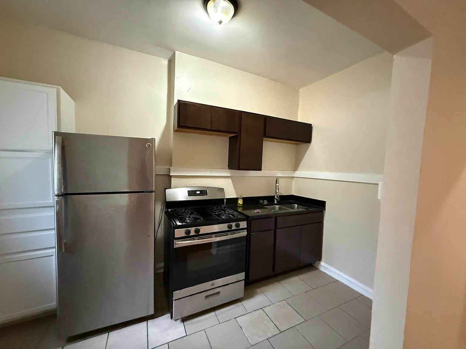 1 bed, 610 sqft, $1,300 — Photo 4