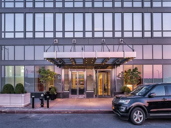 60 Riverside Boulevard image 2 of 8