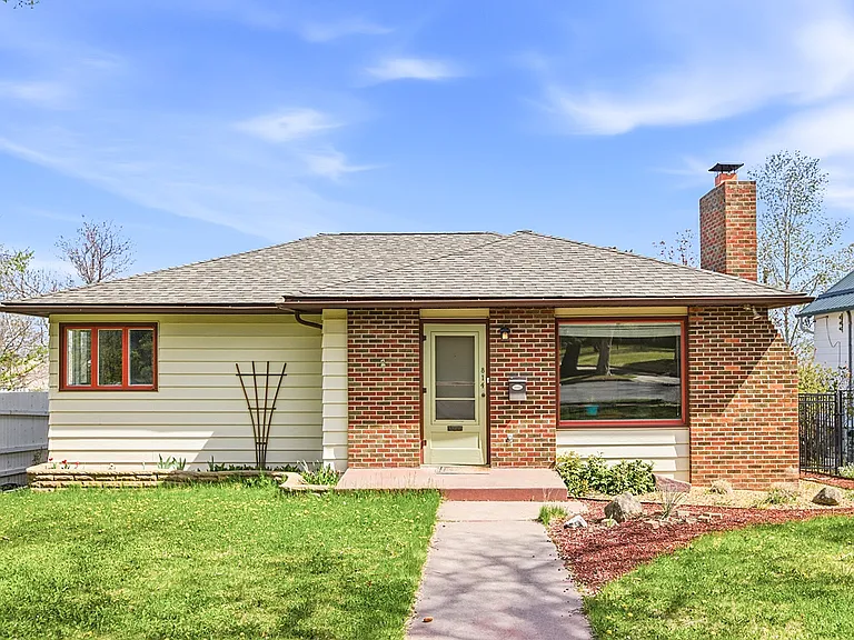 814 Stuart St — Photo 1