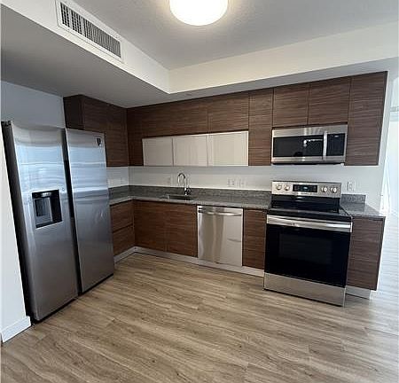4th image of 50 NW 6th St #4330