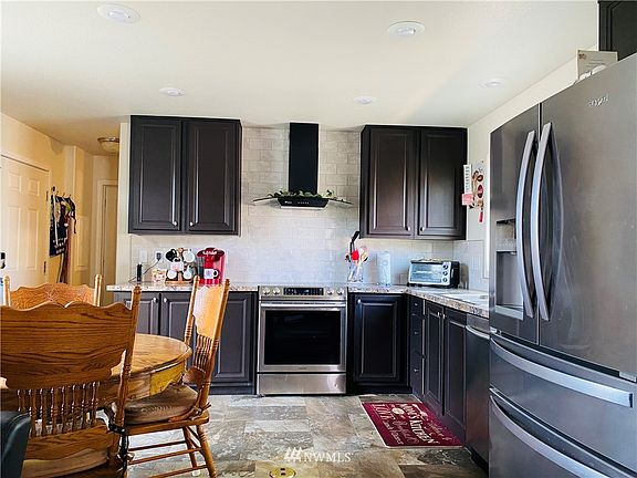 kitchen, all appliances stay, notice backsplash & cabinets to ceiling. 