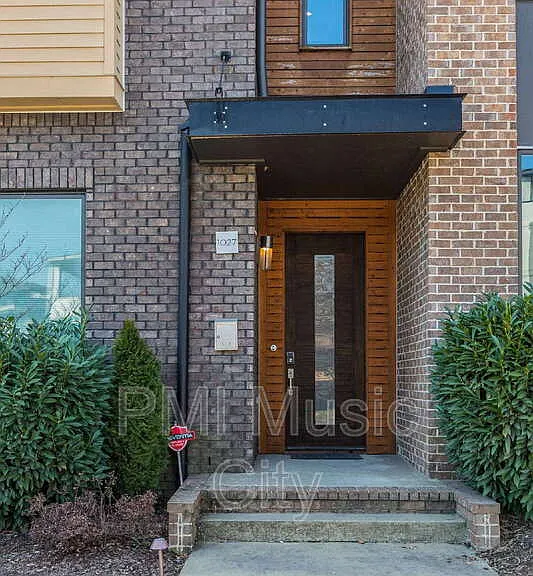 1027 Wedgewood Ave — Photo 1