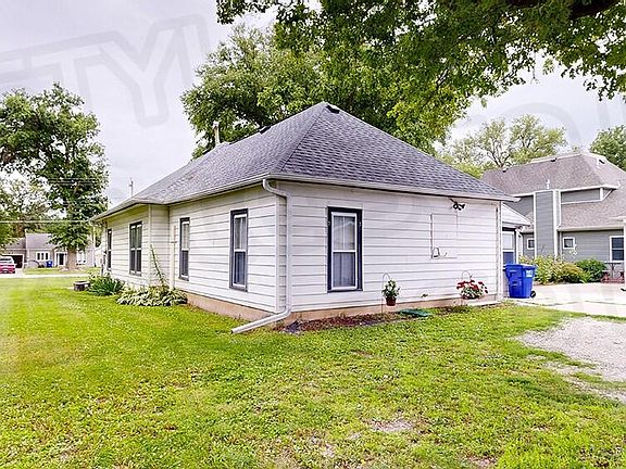 3rd image of 902 N Frost Ave