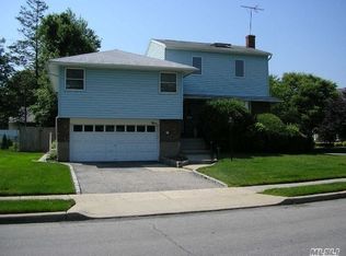 9 Shatle Rd, Plainview, NY 11803