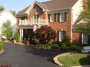 2106 Pinecrest Manor Ln, Saint Louis, MO 63122