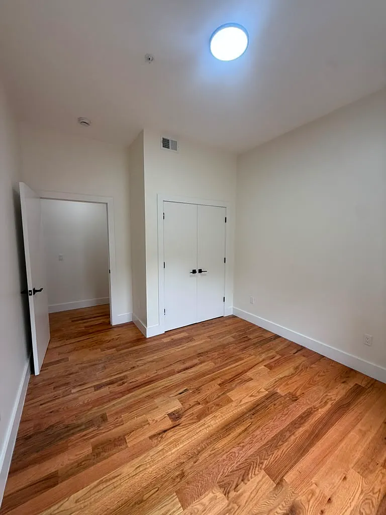 3 bed, 2592 sqft, $2,750 — Photo 2