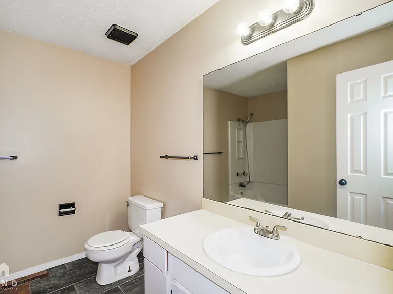 1206 W McGee St — Photo 17