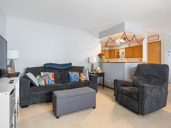 5th image of 44 S Juniper Dr
