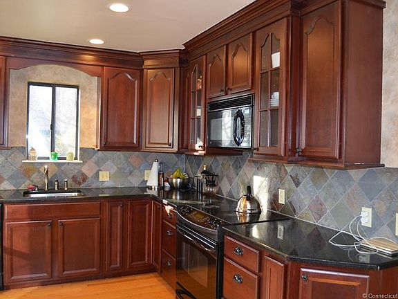 3rd image of 1 Applewood Ln