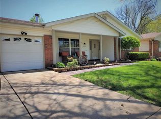 2840 Sussex Dr, Florissant, MO 63033