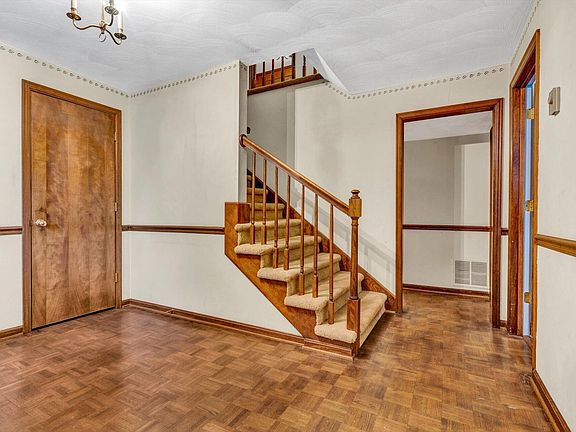 3rd image of 2221 Donagale Dr NE