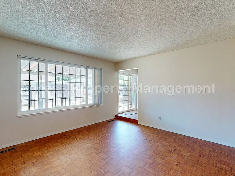 1441 Montclair Dr — Photo 15