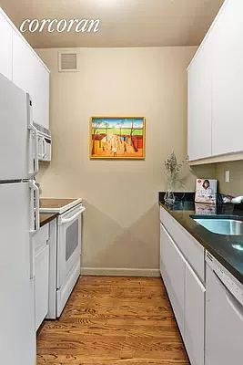 5th image of 200 E 69th St #T3b