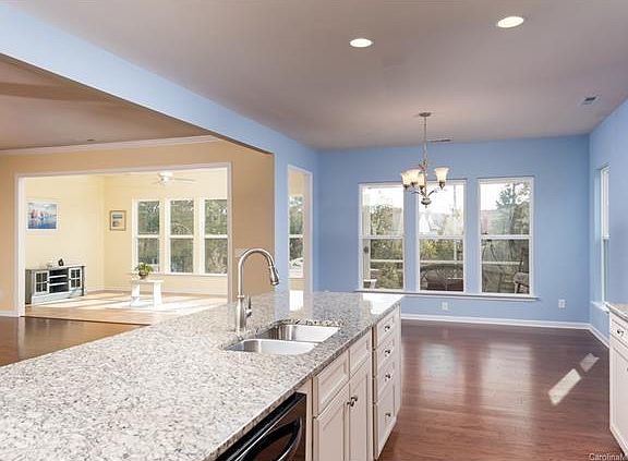 4th image of 4062 Ambleside Dr