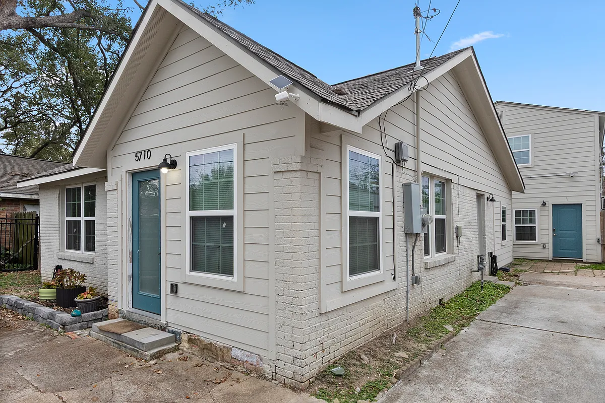 Building Photo - 5710 Newport St