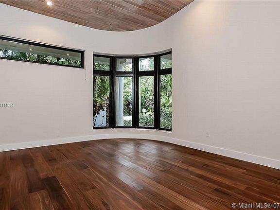 4th image of 560 Campana Ave