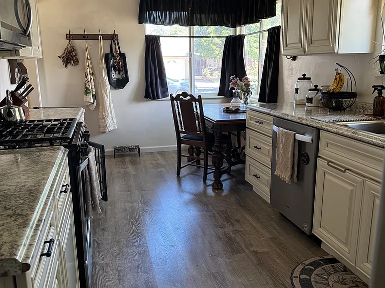 1016 Poplar Ave — Photo 2