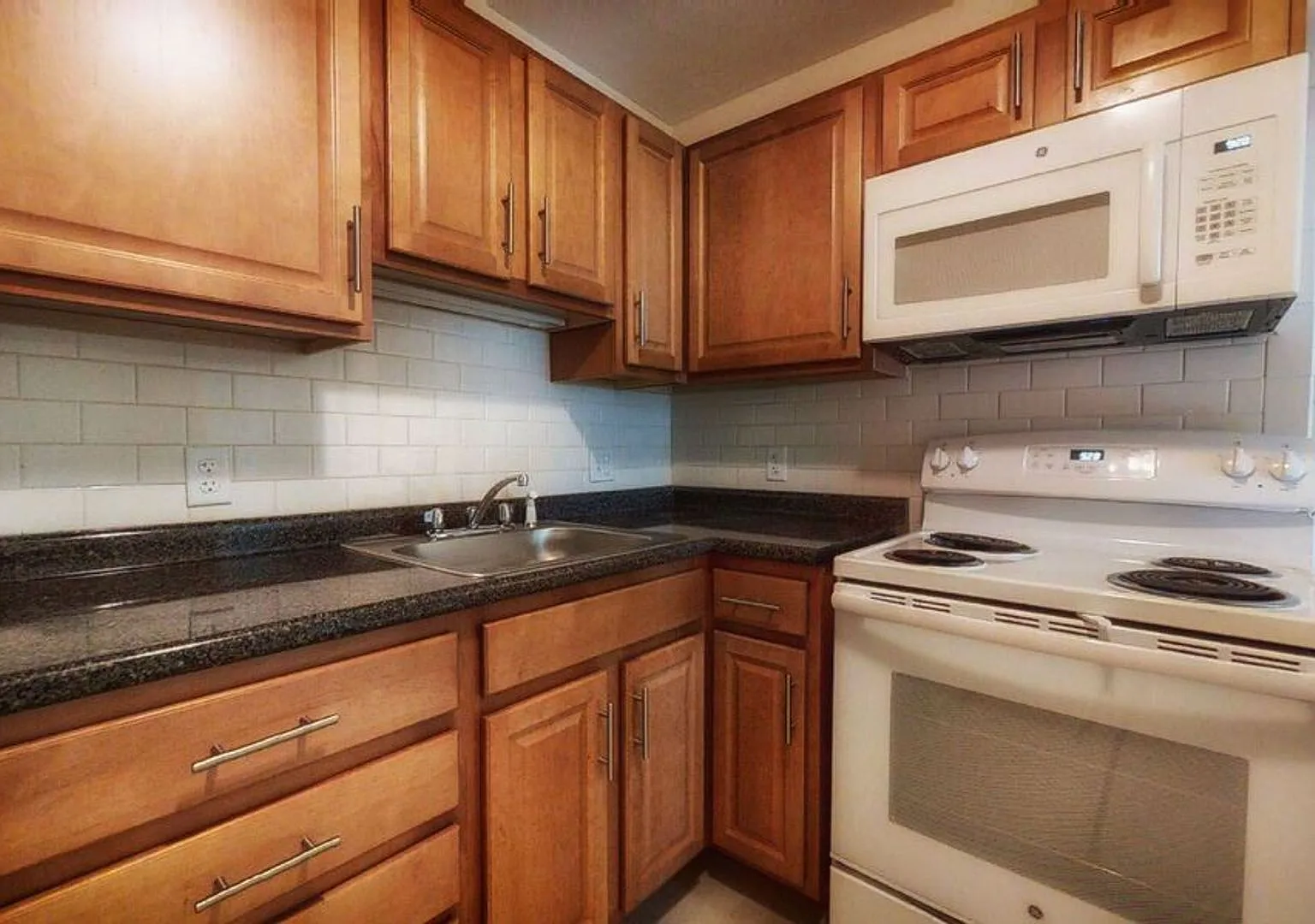 One Bedroom - Union Square * Allston @ Ringer Park — Photo 2
